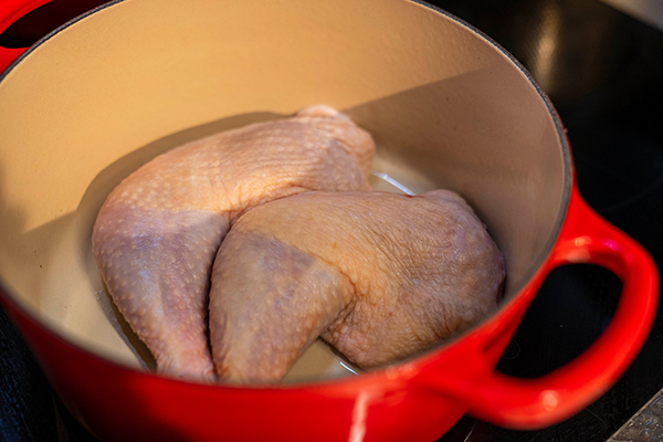 骨付きのまま鶏もも肉を鍋へ