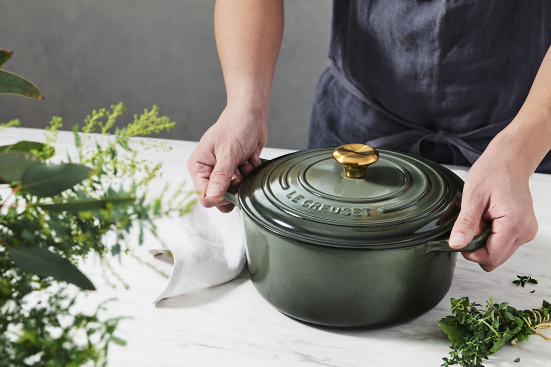 暮らしにハーブの香りと豊かな彩りを添える、新色「タイム」｜ル・クルーゼ（Le Creuset）