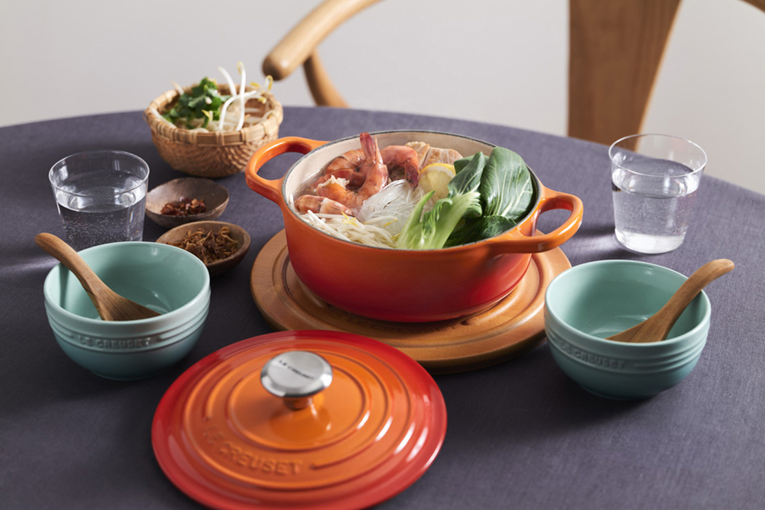 日本の食卓とキッチンにフィットする、浅型の鋳物ホーロー鍋｜ル 
